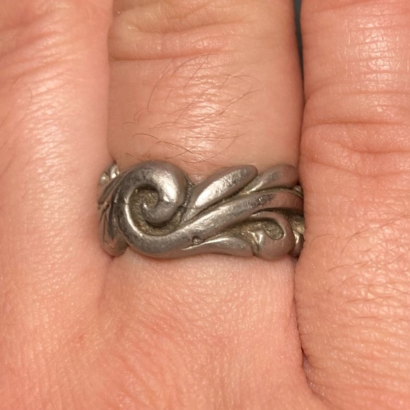Size 7.5 Silver Tone Scroll Ring (pewter?) - Picture 4 of 7